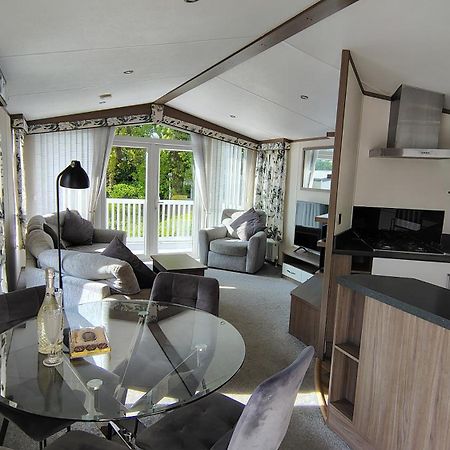 Villa Family Breaks At Rockley Park With Prosecco And A Box Of Chocolates On Arrival Poole Exterior foto