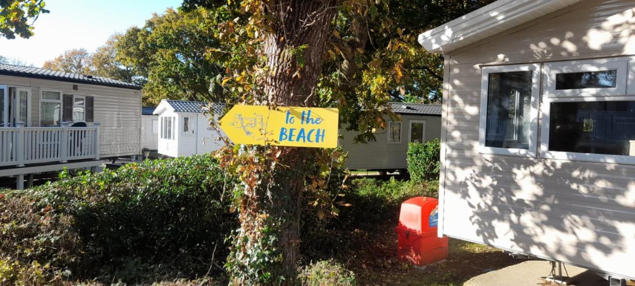 Villa Family Breaks At Rockley Park With Prosecco And A Box Of Chocolates On Arrival Poole Exterior foto