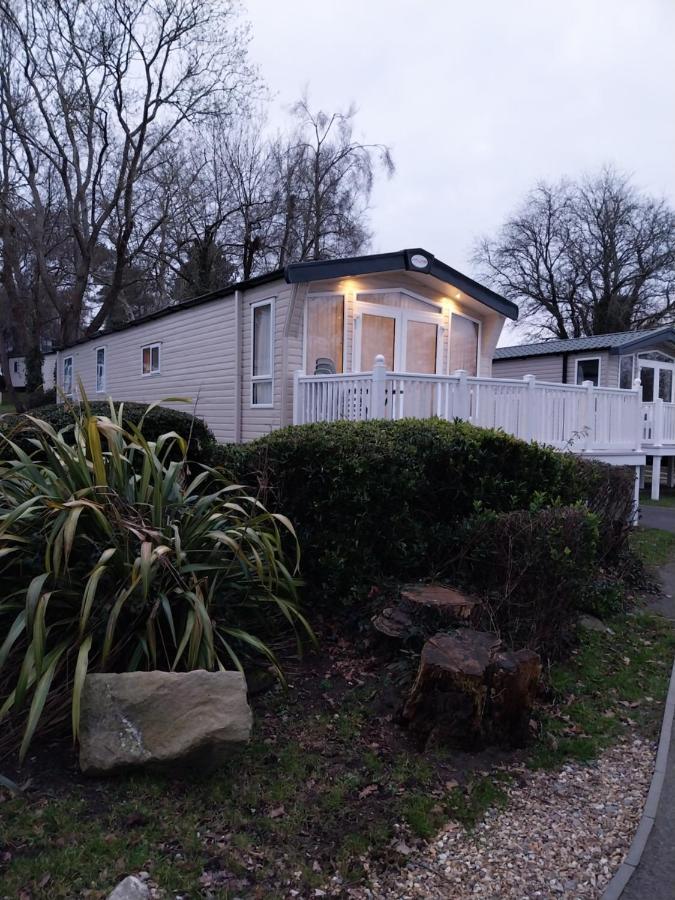 Villa Family Breaks At Rockley Park With Prosecco And A Box Of Chocolates On Arrival Poole Exterior foto