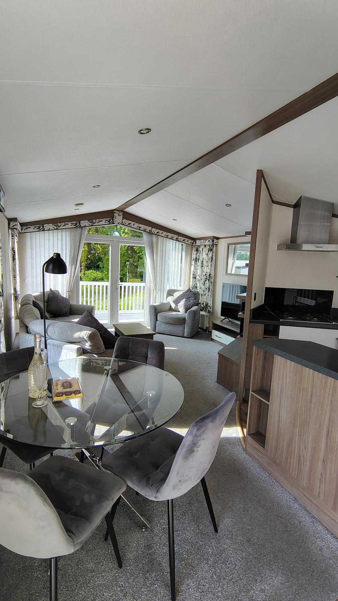 Villa Family Breaks At Rockley Park With Prosecco And A Box Of Chocolates On Arrival Poole Exterior foto